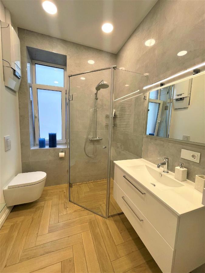 Picturesque Old Town Apartment With Charming Balcony Каунас Екстер'єр фото